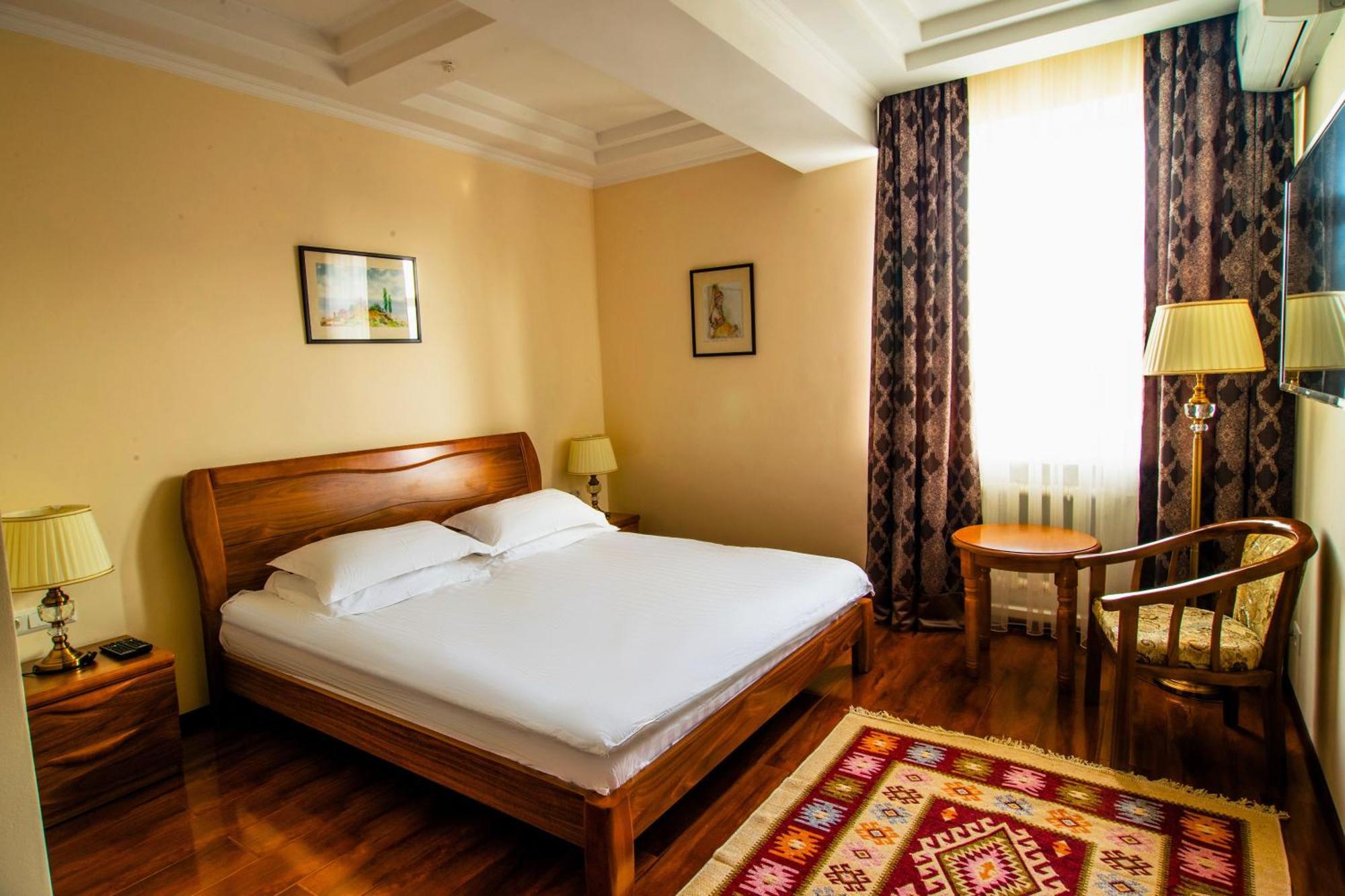 בישקק Soluxe Hotel מראה חיצוני תמונה