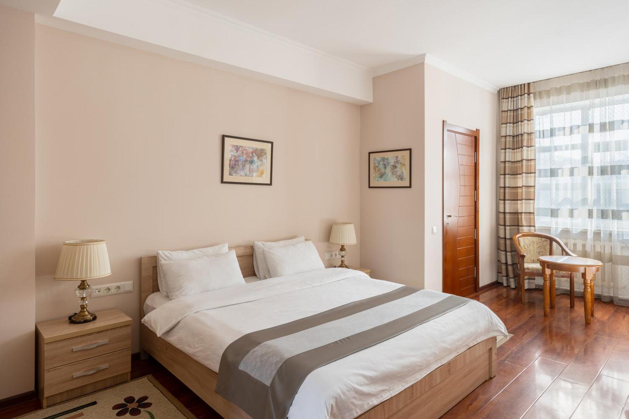 בישקק Soluxe Hotel מראה חיצוני תמונה