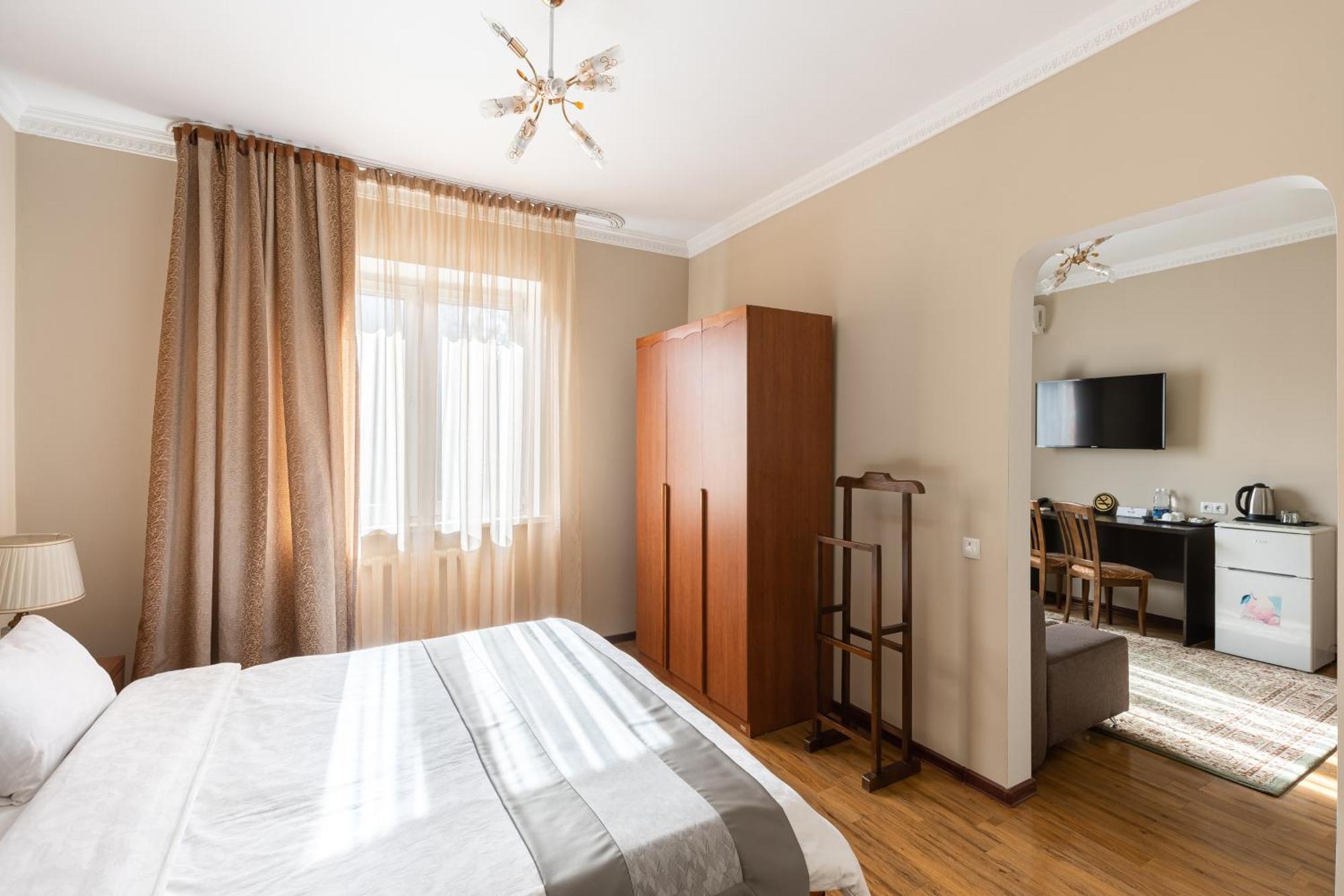 בישקק Soluxe Hotel מראה חיצוני תמונה