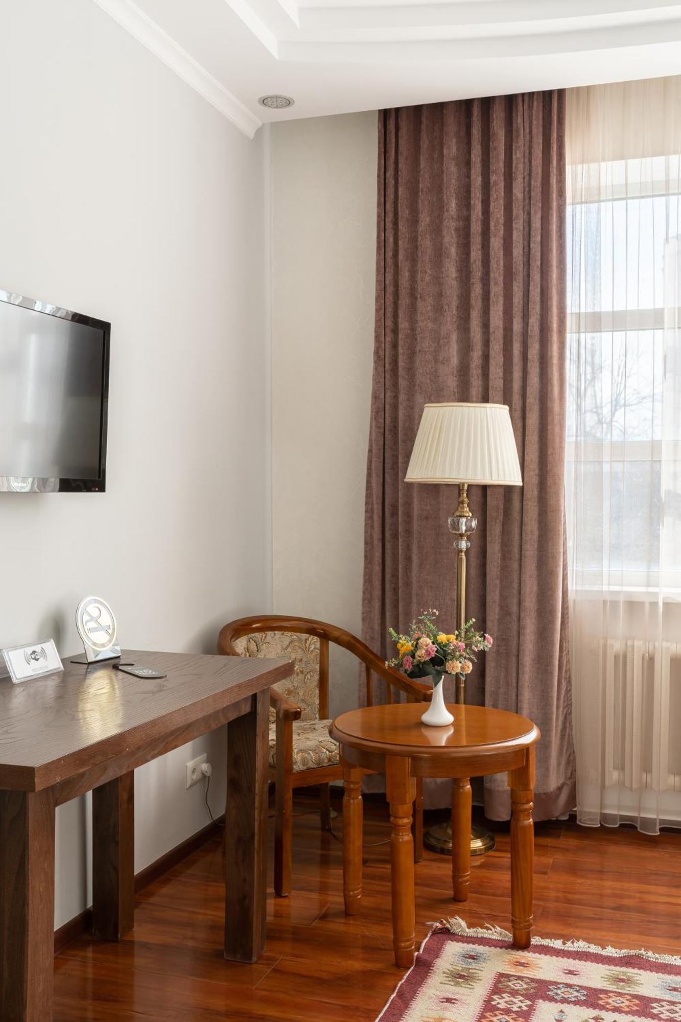 בישקק Soluxe Hotel מראה חיצוני תמונה