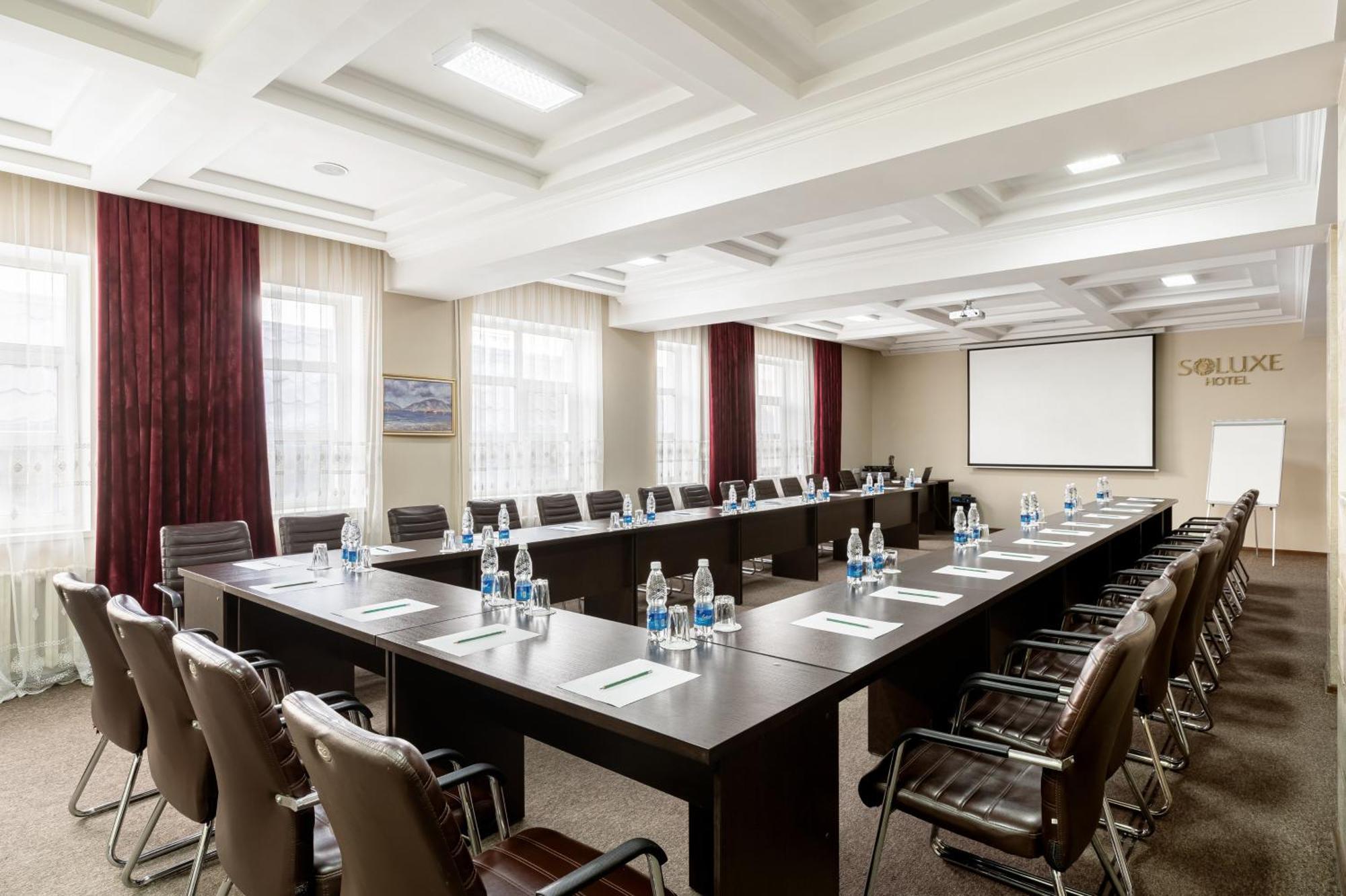 בישקק Soluxe Hotel מראה חיצוני תמונה