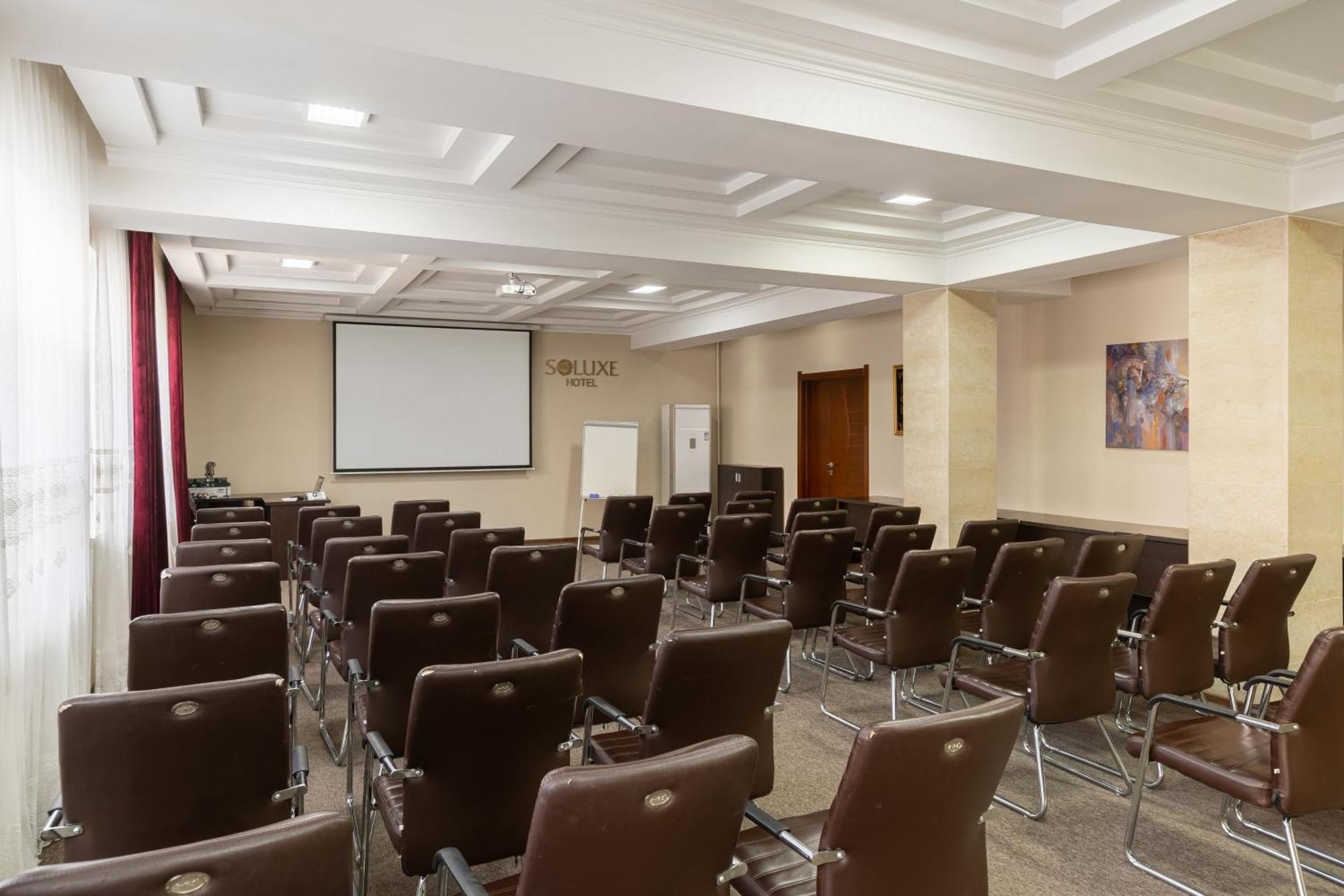 בישקק Soluxe Hotel מראה חיצוני תמונה