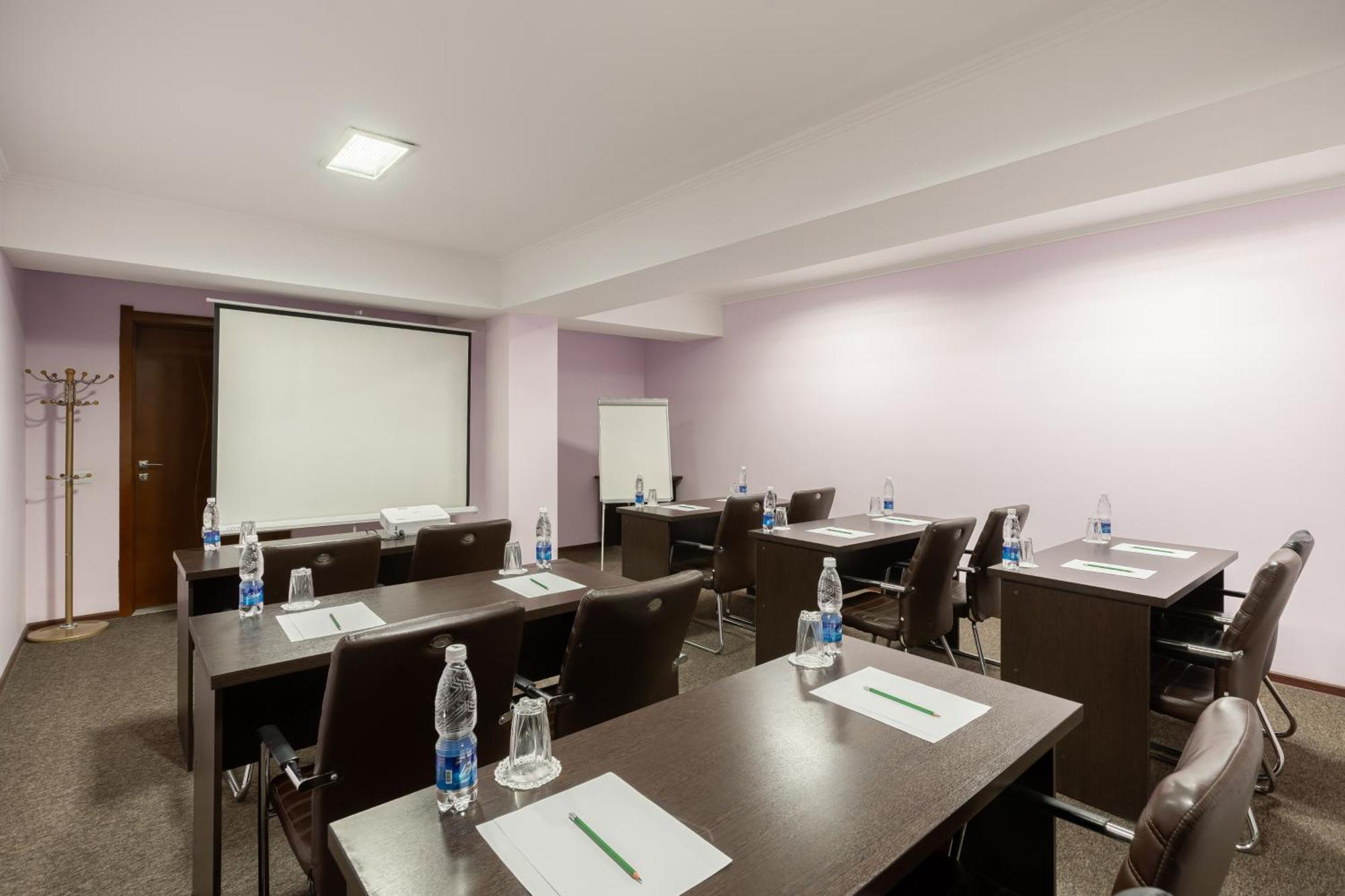 בישקק Soluxe Hotel מראה חיצוני תמונה