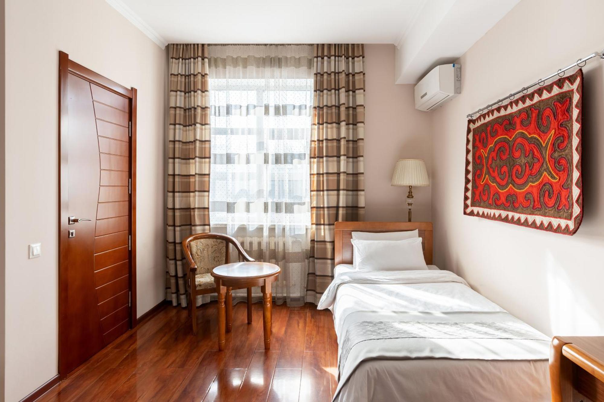 בישקק Soluxe Hotel מראה חיצוני תמונה