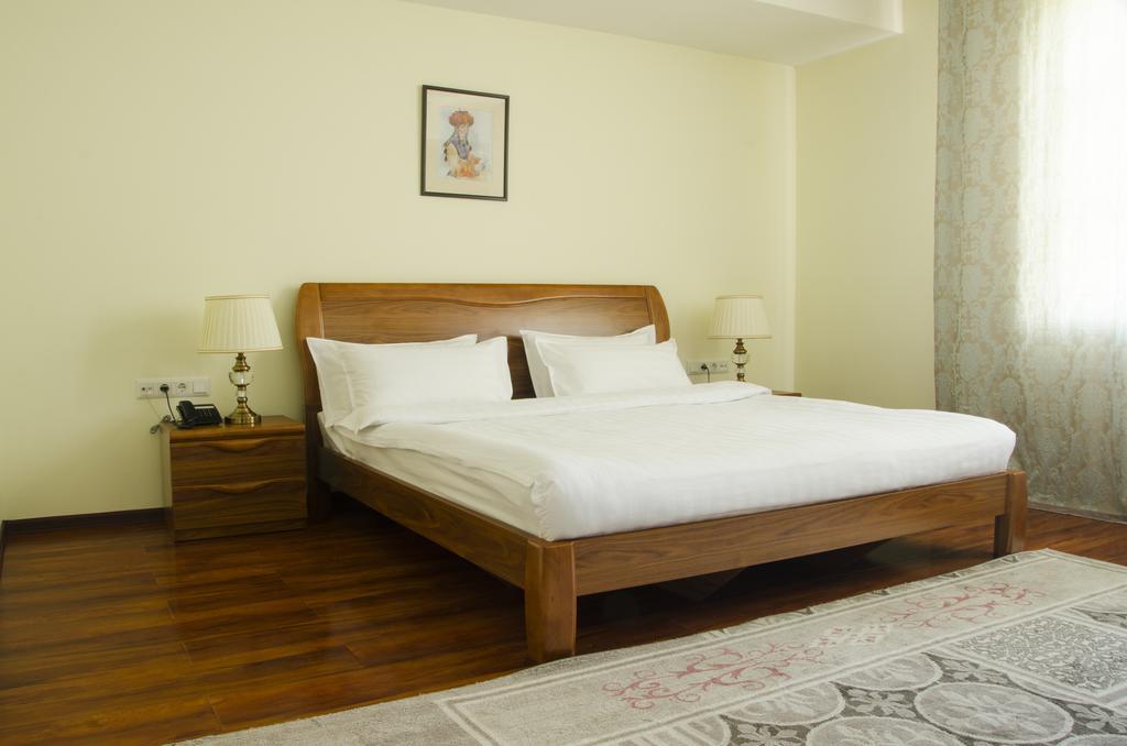 בישקק Soluxe Hotel מראה חיצוני תמונה