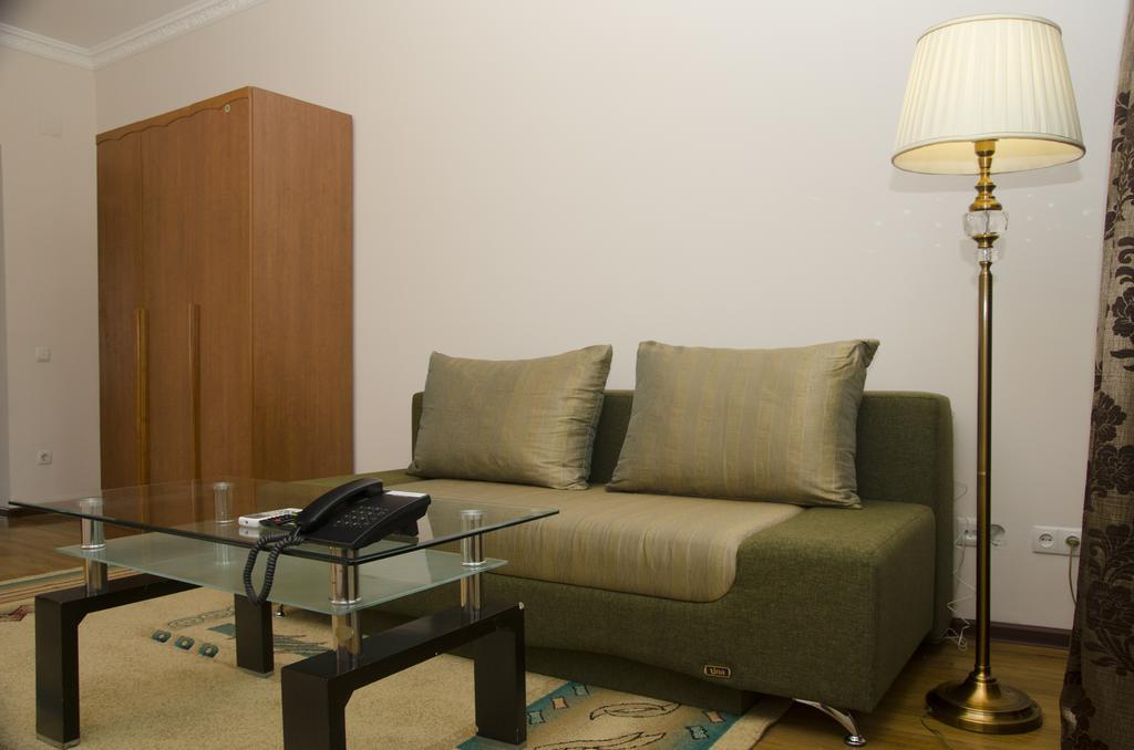 בישקק Soluxe Hotel מראה חיצוני תמונה